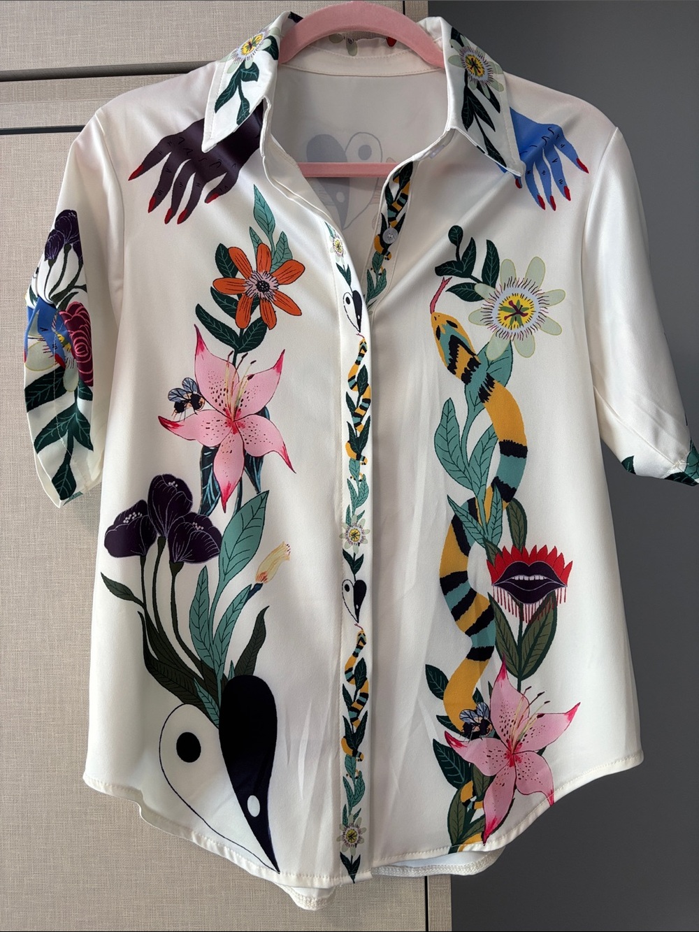 Floral & animal  Print Button-Up Blouse in White with Multicolor Accents size M